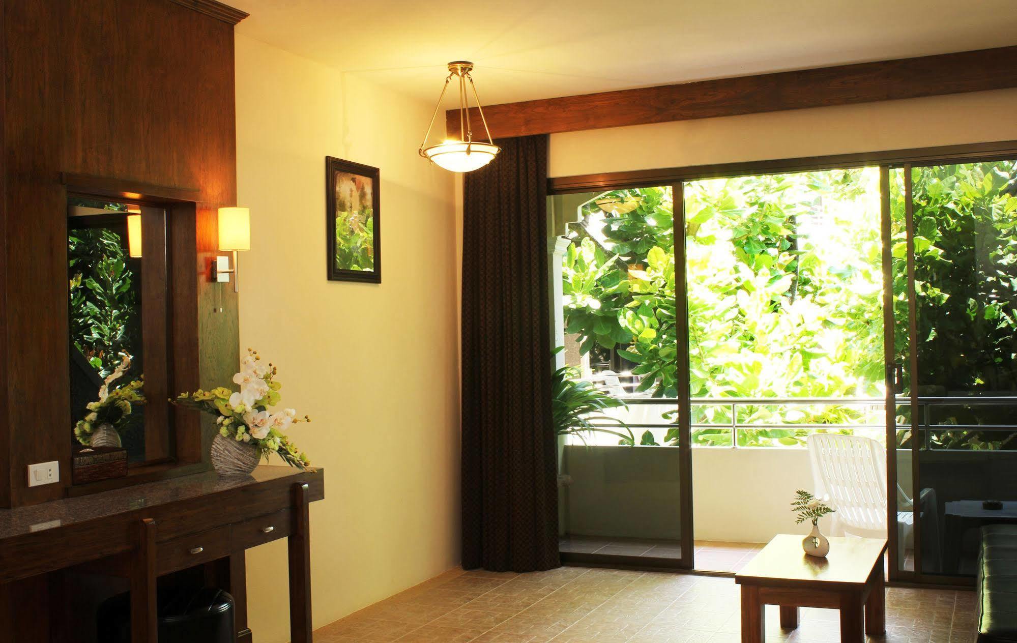 Baan Pron Phateep Patong Bagian luar foto